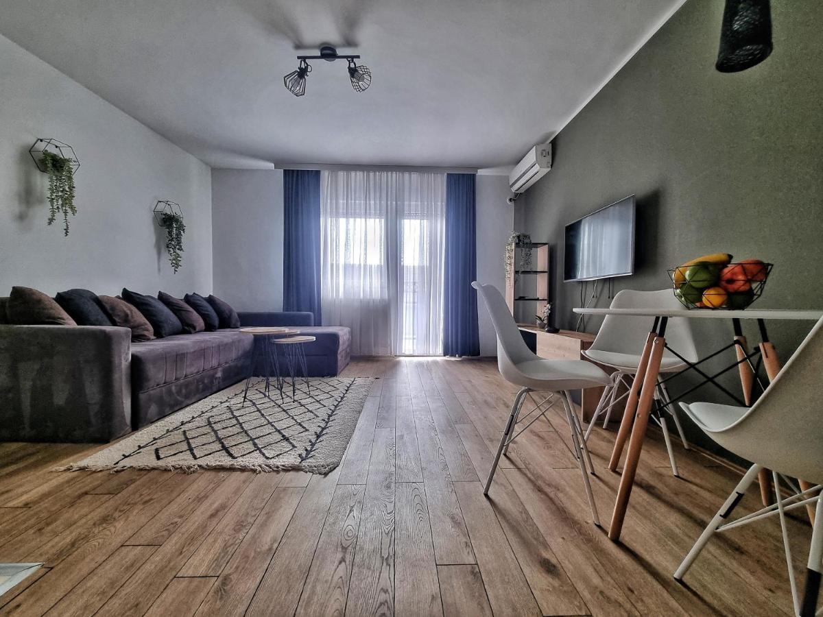Hostel S Novi Sad Buitenkant foto
