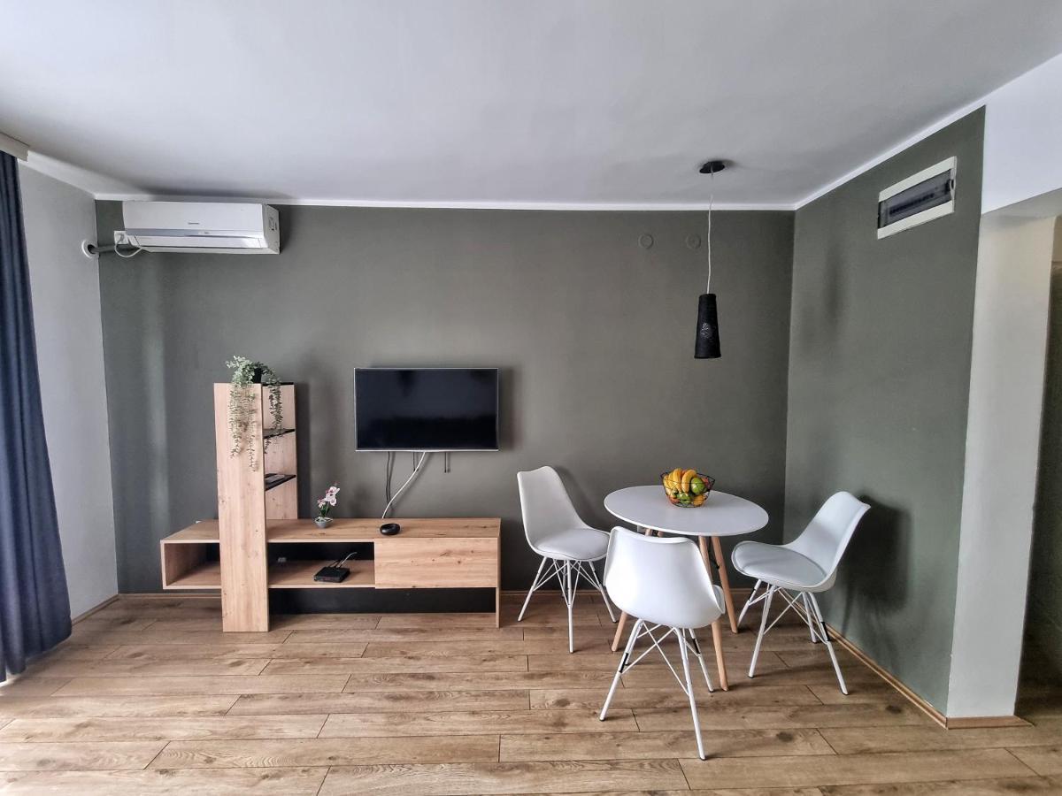 Hostel S Novi Sad Buitenkant foto