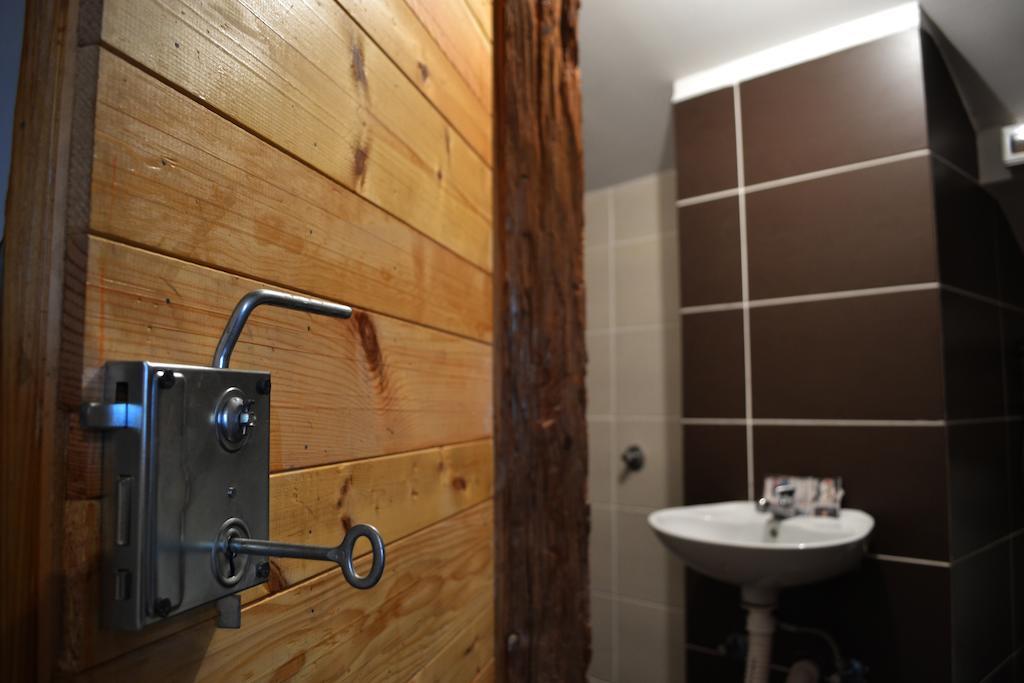 Hostel S Novi Sad Buitenkant foto