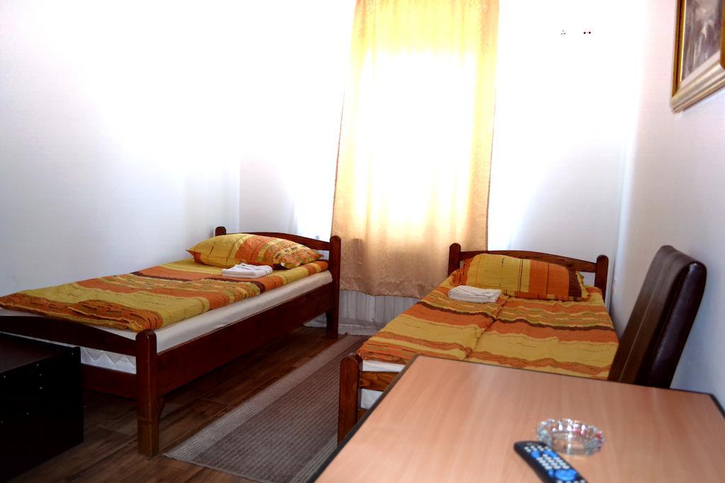 Hostel S Novi Sad Kamer foto