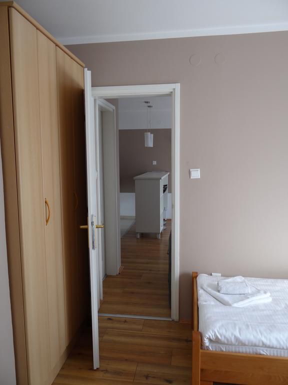 Hostel S Novi Sad Buitenkant foto