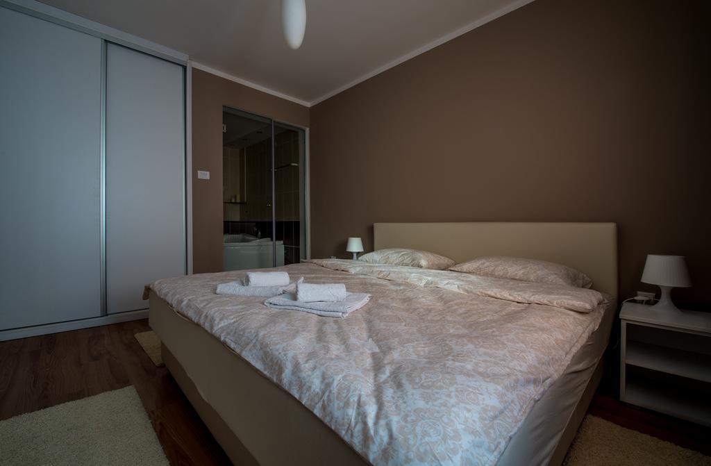 Hostel S Novi Sad Buitenkant foto