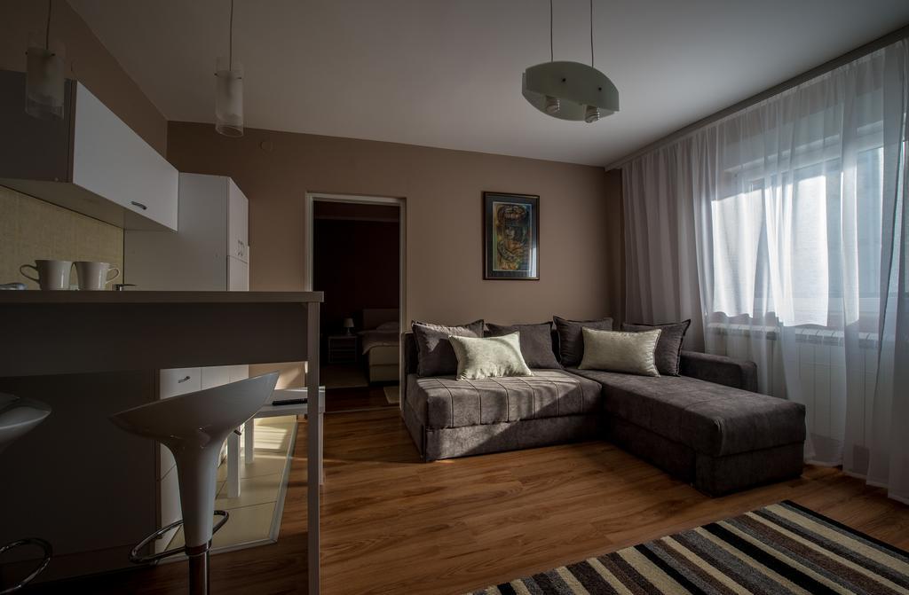Hostel S Novi Sad Buitenkant foto
