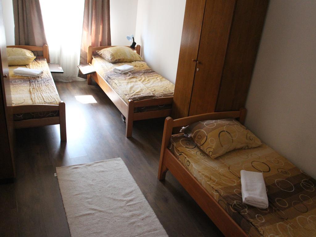 Hostel S Novi Sad Buitenkant foto