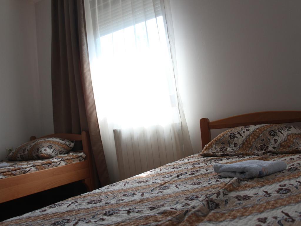 Hostel S Novi Sad Buitenkant foto