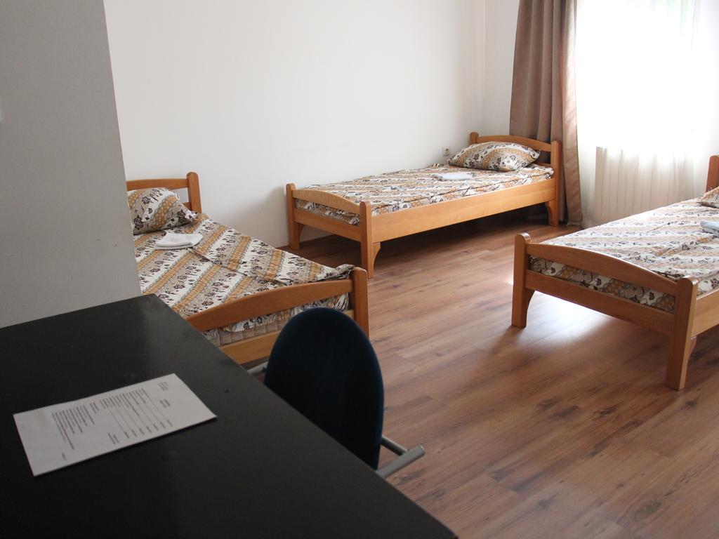 Hostel S Novi Sad Buitenkant foto