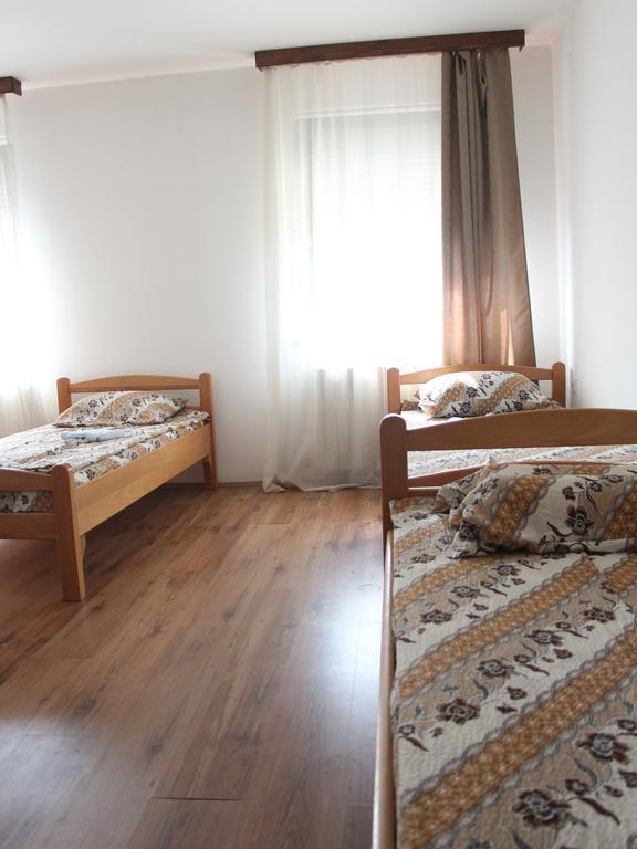 Hostel S Novi Sad Buitenkant foto