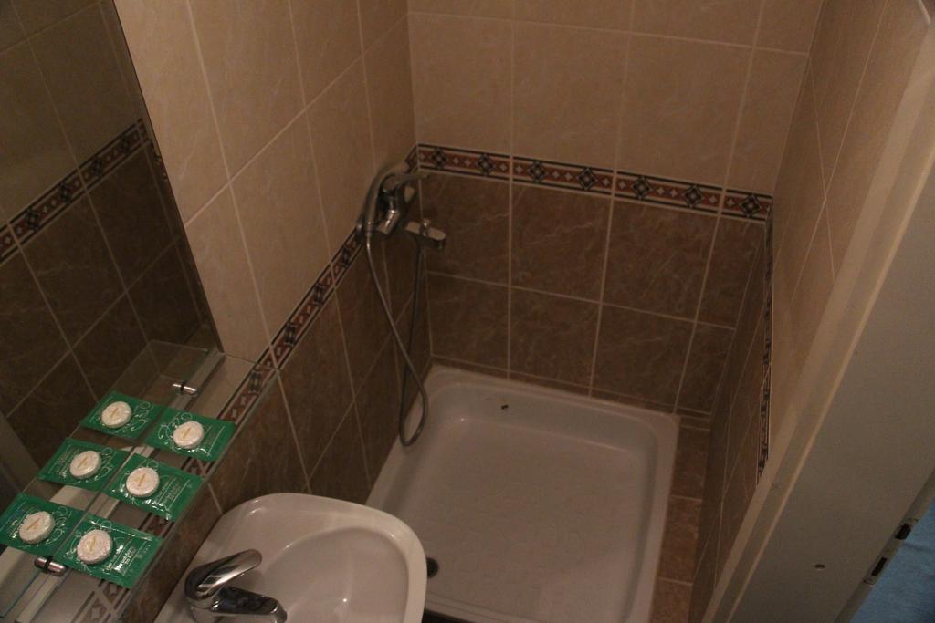 Hostel S Novi Sad Buitenkant foto