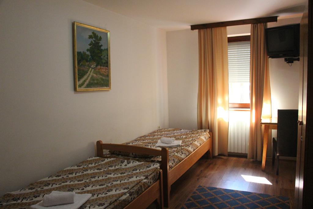 Hostel S Novi Sad Buitenkant foto
