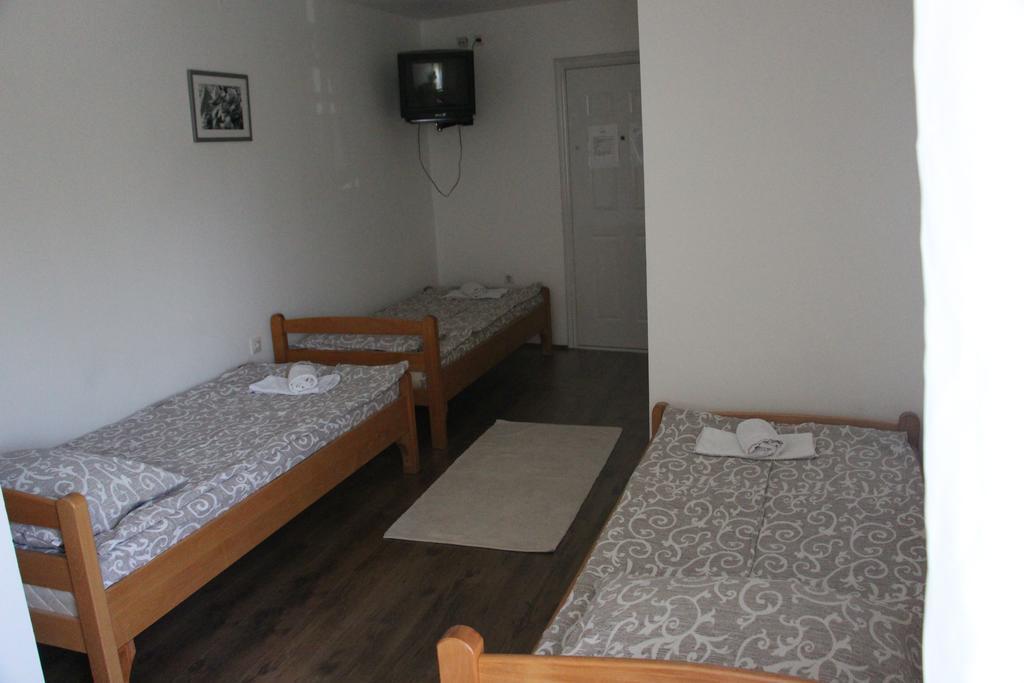 Hostel S Novi Sad Buitenkant foto