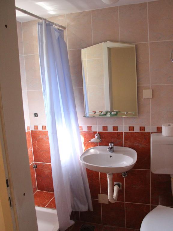 Hostel S Novi Sad Buitenkant foto