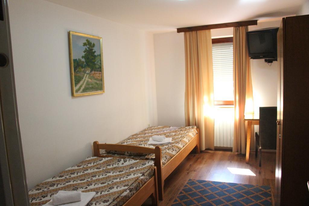 Hostel S Novi Sad Buitenkant foto